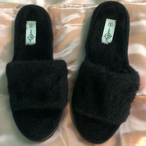 NWOT, Women Fuzzy Slippers, Fashion Bedroom Slippers For Indoor Black, Size 7/8